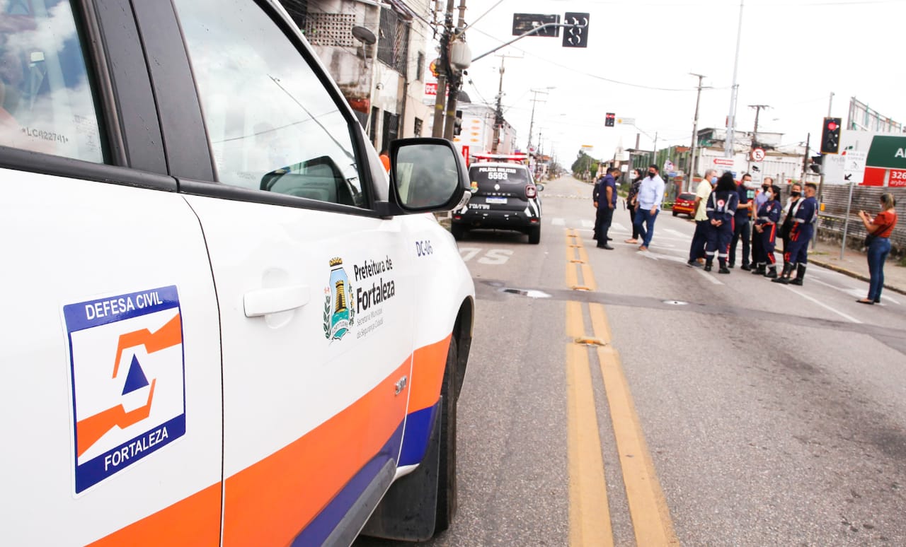 a imagem mostra um carro da defesa civil estacionado na avenida francisco sá